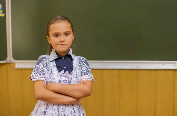 Dziewczyna w pobliżu tablica — Zdjęcie stockowe