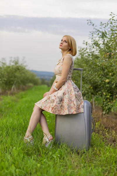 Fille avec une valise — Photo