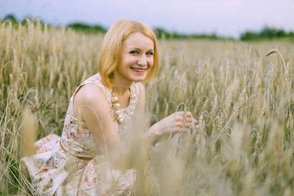 Menina em um campo de trigo — Fotografia de Stock