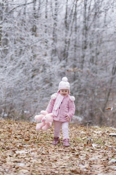 Девушка зимой — стоковое фото