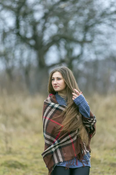 Menina no outono — Fotografia de Stock