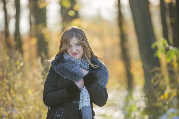 Fille dans un manteau de fourrure — Photo