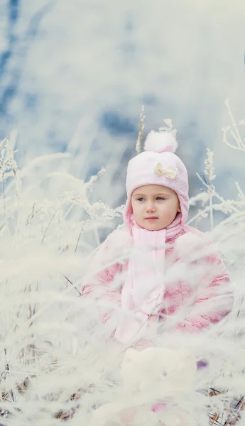 Menina no inverno — Fotografia de Stock