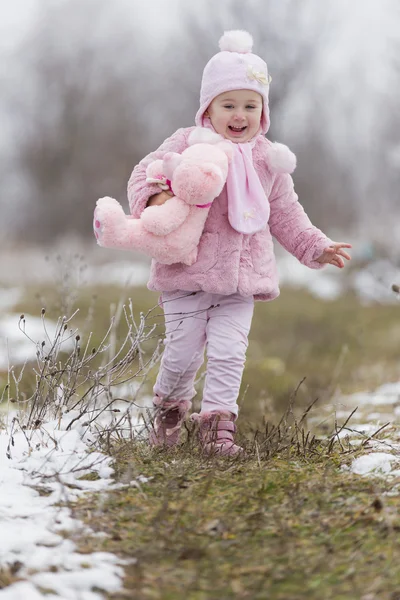 Liten flicka kör — Stockfoto