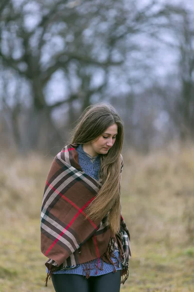 Chica en otoño —  Fotos de Stock