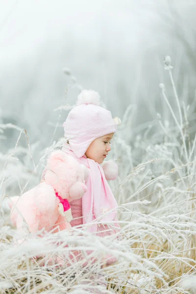 Девушка зимой — стоковое фото