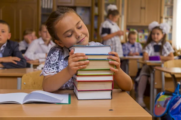 Школьница обнимала книги — стоковое фото