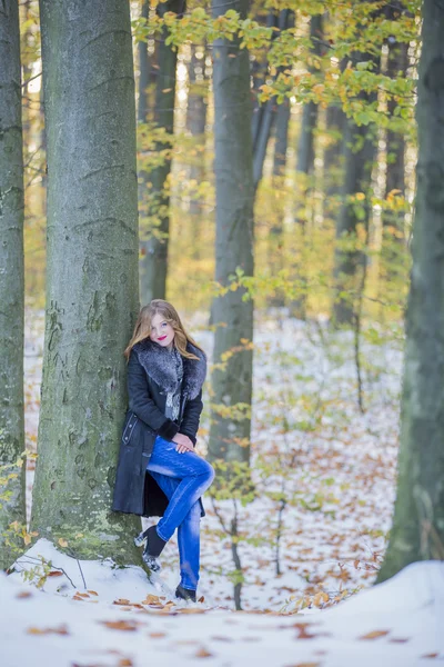 Fille dans un manteau de fourrure — Photo