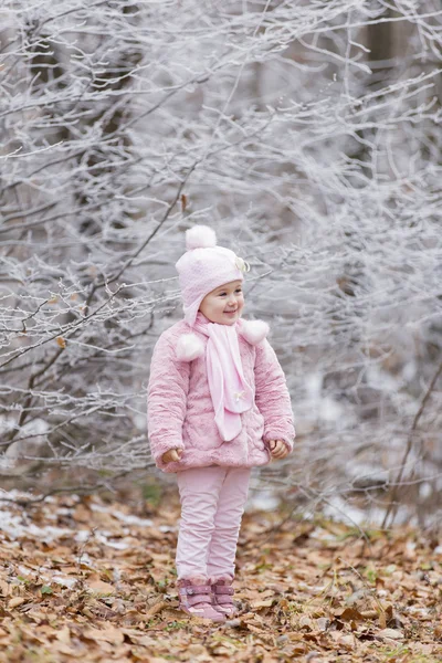 Mädchen im Winter — Stockfoto