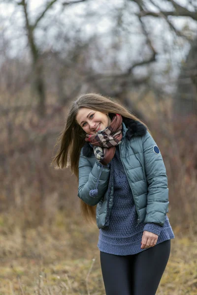 Fille en automne — Photo