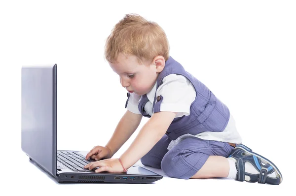 Jongen op zijn laptop — Stockfoto