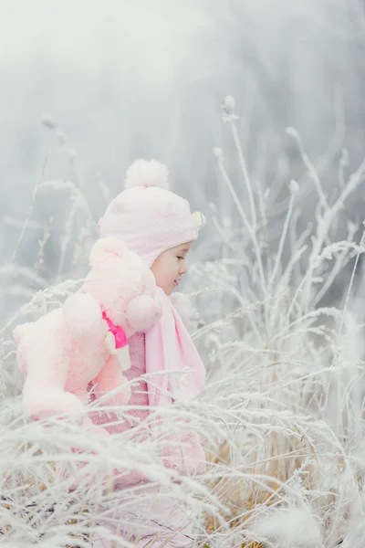 Menina no inverno — Fotografia de Stock