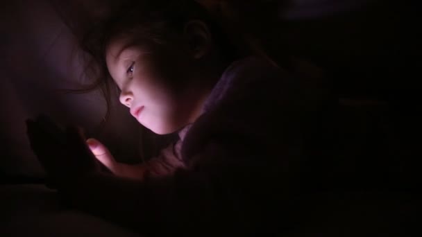 Niño presiona un dedo en la pantalla — Vídeos de Stock