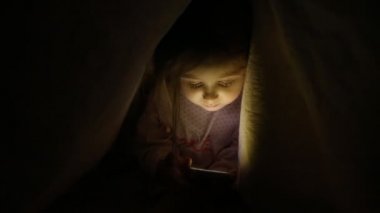 çocuk çizgi film izliyor