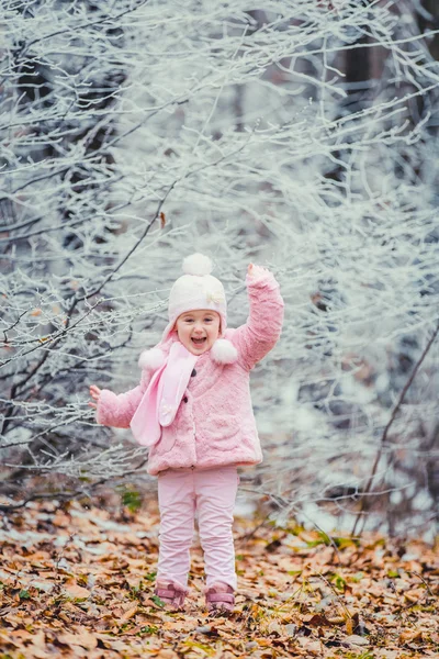 Flicka på vintern — Stockfoto