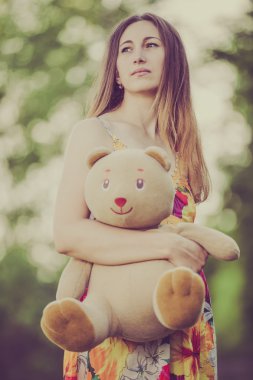 Oyuncak ayılı kadın