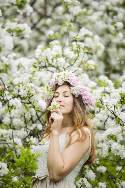 Mädchen im Garten — Stockfoto