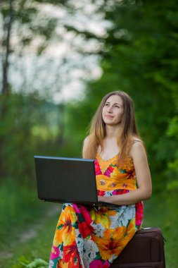 Dizüstü bilgisayarlı kız