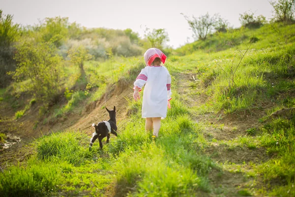 Fata în costum național — Fotografie, imagine de stoc