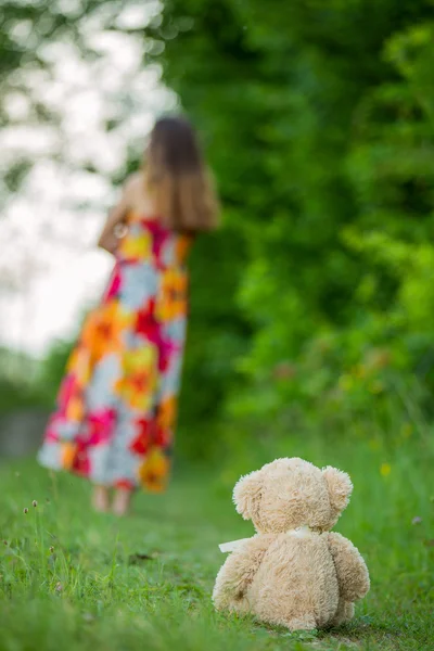 Oturmuş bir oyuncak ayı — Stok fotoğraf