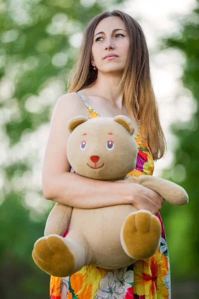 Frau mit Teddybär — Stockfoto
