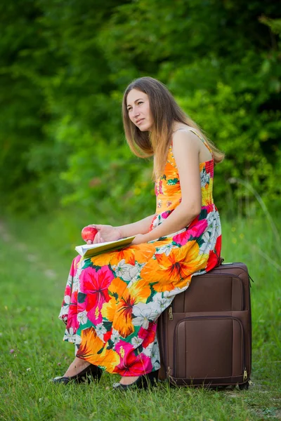 Meisje met boeken en apple — Stockfoto