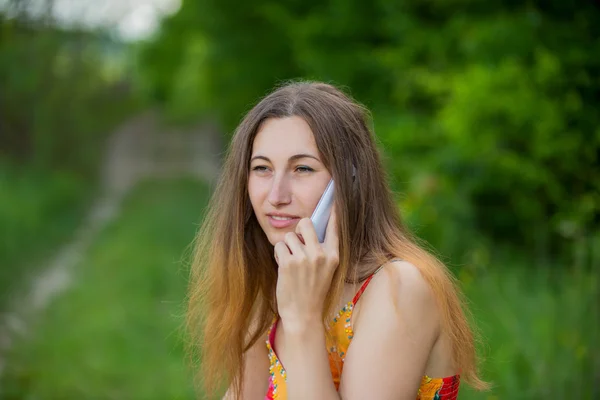 Flicka pratar i telefon — Stockfoto