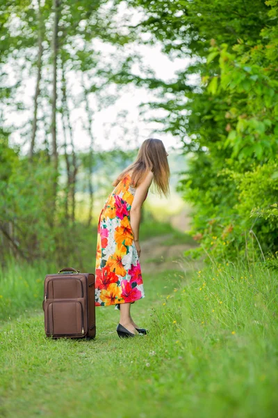 Dziewczyna z walizką — Zdjęcie stockowe