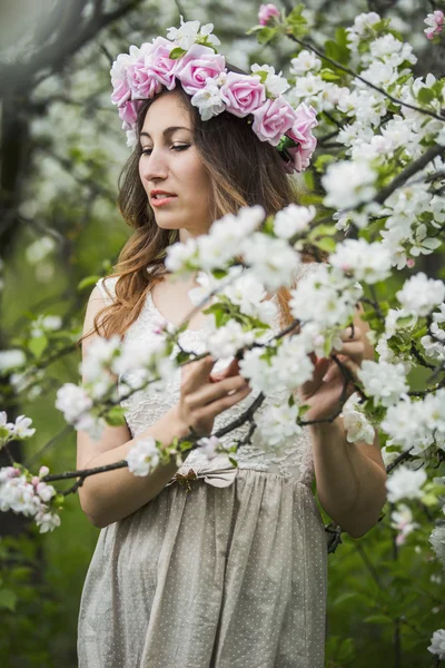 Dívka v zahradě — Stock fotografie