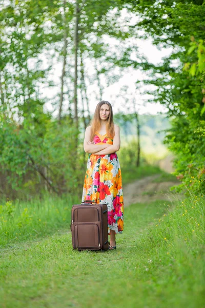 Meisje met een koffer — Stockfoto