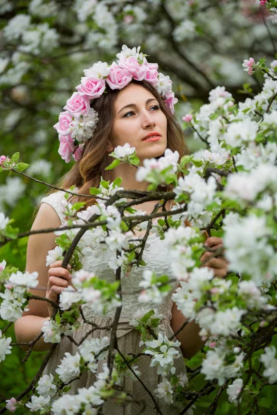 Chica en un jardín floreciente — Foto de Stock