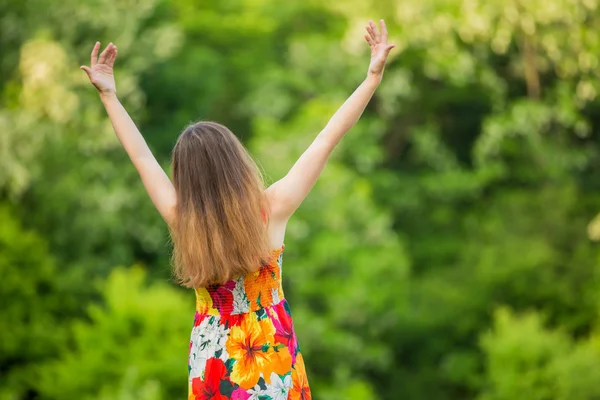 Ragazza sulla natura — Foto Stock