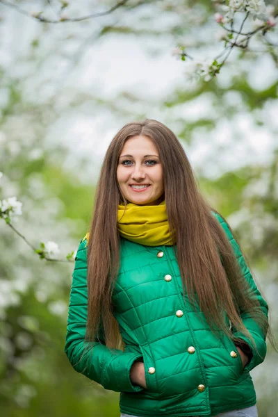 Meisje in een bloeiende tuin — Stockfoto