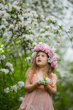 bir çiçekli Bahçe küçük kız