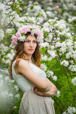 Kız bir çiçekli Bahçe