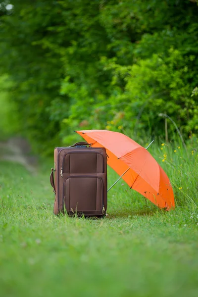 Koffer met paraplu — Stockfoto