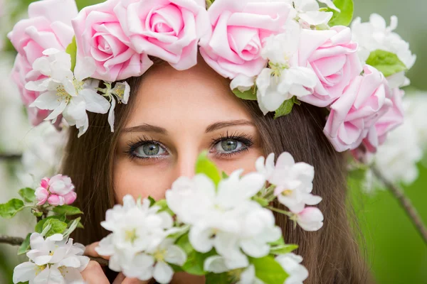 Fille dans un jardin fleuri — Photo