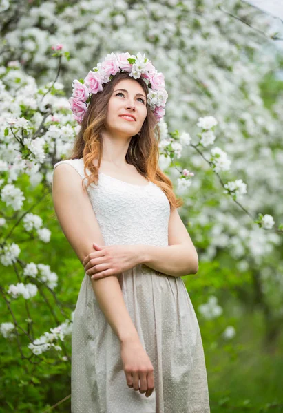 Chica en un jardín floreciente — Foto de Stock