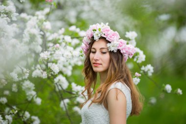 Kız bir çiçekli Bahçe