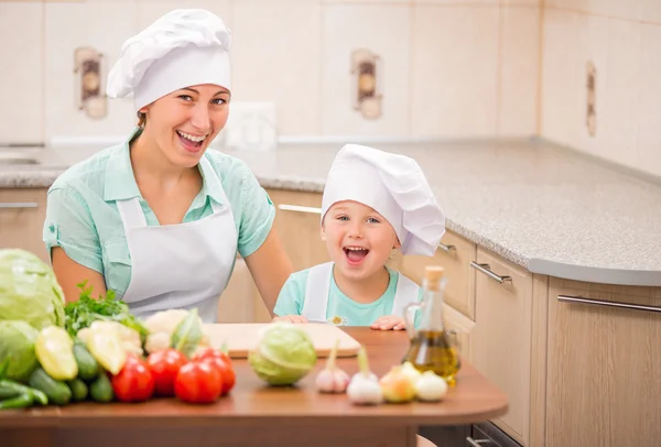 Mutter mit ihren Baby-Köchen — Stockfoto