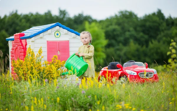 Küçük Kız Sulama Çiçekleri