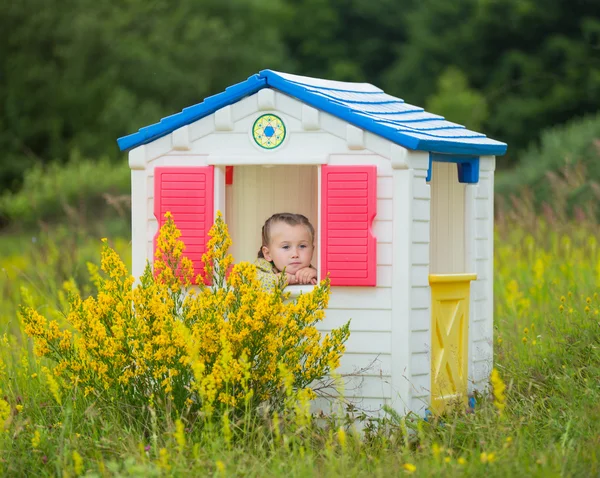 Kind in een huis speelgoed — Stockfoto