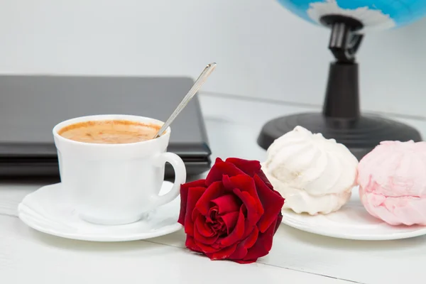 Tasse Kaffee und Rosen — Stockfoto