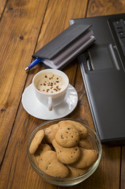 bilgisayar bir fincan kahve ve kurabiye