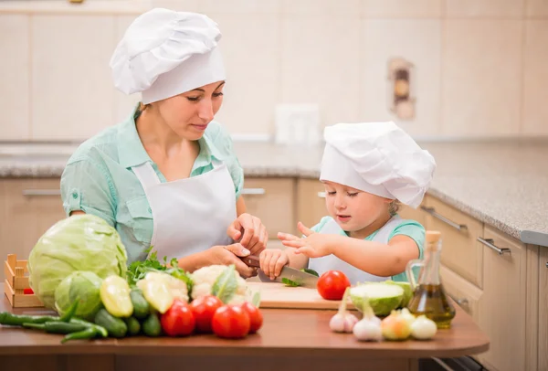 Mutter mit ihren Baby-Köchen — Stockfoto