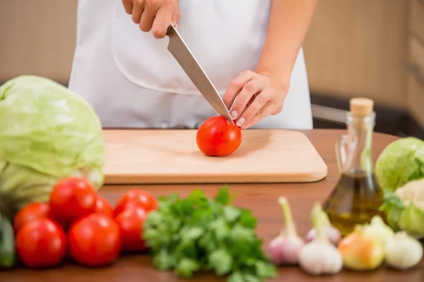 Cutting tomato — Stock Photo, Image