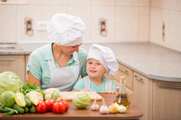 Mutter mit ihren Baby-Köchen — Stockfoto