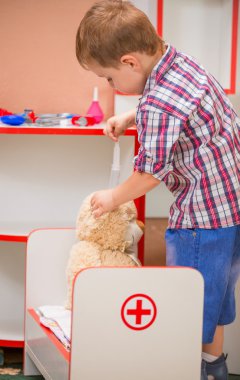 çocuğun Doktor iş başında