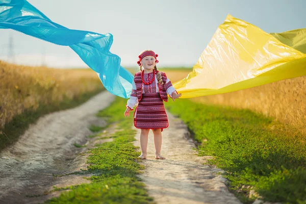 kız Ukrayna bayraklı