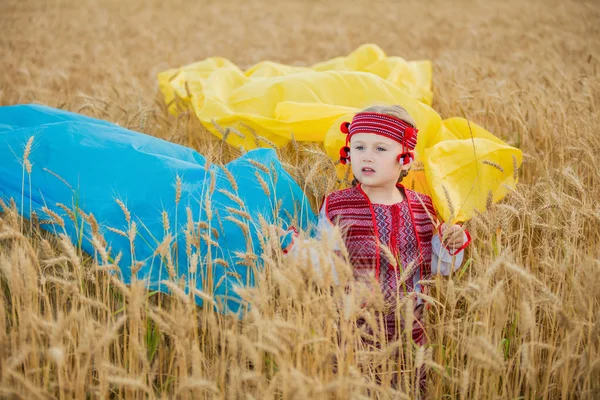 kız Ukrayna bayraklı